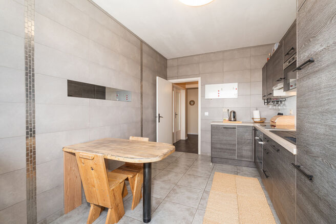 Cet appartement enti&egrave;rement pr&ecirc;t &agrave; emm&eacute;nager, situ&eacute; au 5ᵉ &eacute;tage, dispose de 2 chambres et b&eacute;n&eacute;ficie d&rsquo;une vue spectaculaire sur le centre de Strombeek.
Gr&acirc;ce &agrave; son excellent certificat PEB C, cet appartement combine confort et efficacit&eacute; &eacute;