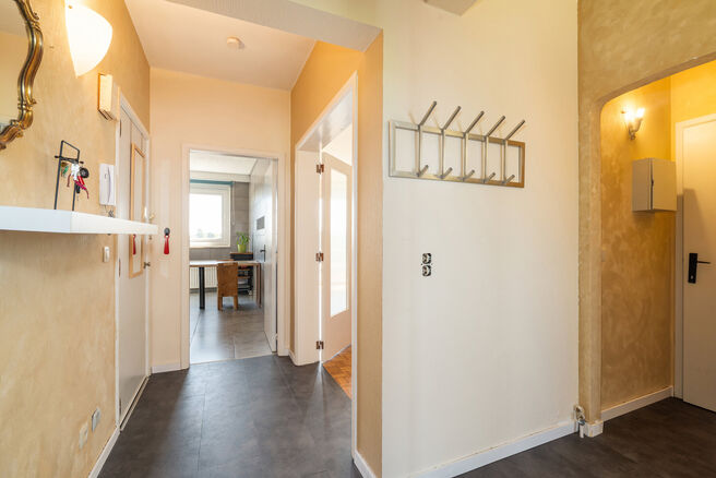Cet appartement enti&egrave;rement pr&ecirc;t &agrave; emm&eacute;nager, situ&eacute; au 5ᵉ &eacute;tage, dispose de 2 chambres et b&eacute;n&eacute;ficie d&rsquo;une vue spectaculaire sur le centre de Strombeek.
Gr&acirc;ce &agrave; son excellent certificat PEB C, cet appartement combine confort et efficacit&eacute; &eacute;