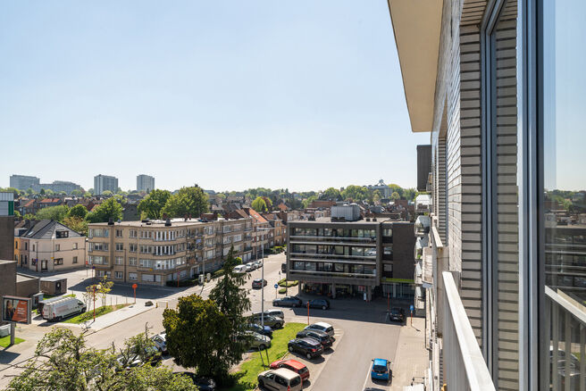 Cet appartement enti&egrave;rement pr&ecirc;t &agrave; emm&eacute;nager, situ&eacute; au 5ᵉ &eacute;tage, dispose de 2 chambres et b&eacute;n&eacute;ficie d&rsquo;une vue spectaculaire sur le centre de Strombeek.
Gr&acirc;ce &agrave; son excellent certificat PEB C, cet appartement combine confort et efficacit&eacute; &eacute;