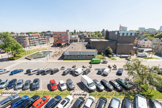 Cet appartement enti&egrave;rement pr&ecirc;t &agrave; emm&eacute;nager, situ&eacute; au 5ᵉ &eacute;tage, dispose de 2 chambres et b&eacute;n&eacute;ficie d&rsquo;une vue spectaculaire sur le centre de Strombeek.
Gr&acirc;ce &agrave; son excellent certificat PEB C, cet appartement combine confort et efficacit&eacute; &eacute;