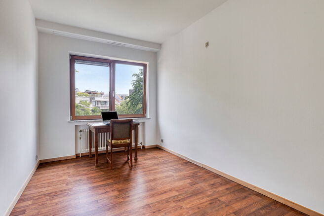 Cet appartement de 2 chambres magnifiquement fini, situé dans le quartier recherché de Solbosch, offre une opportunité unique de vivre près du vert Bois de la Cambre, de l'Abbaye de la Cambre et de la prestigieuse Avenue Louise. L'appartement est situ