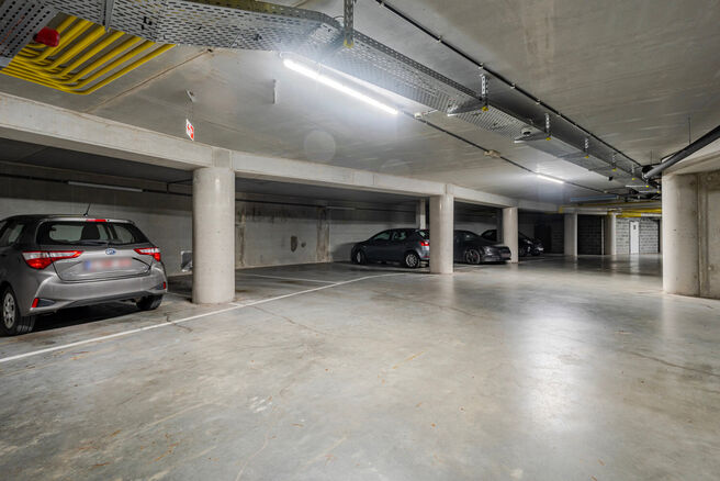 Cet élégant appartement 2 chambres, avec emplacement de parking et cave, est situé au 6ᵉ étage d’une copropriété bien entretenue, entourée de verdure et idéalement placée à proximité de l’UZ Jette.

AGENCEMENT :
En entrant, vous découvre