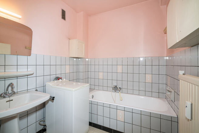 Cet appartement lumineux et fonctionnel de 2 chambres est situé au 8e étage d’une copropriété bien entretenue.
Grâce à son emplacement en hauteur, il bénéficie d’une belle vue dégagée et d’une agréable luminosité tout au long de la journ