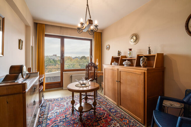 Cet appartement lumineux et fonctionnel de 2 chambres est situé au 8e étage d’une copropriété bien entretenue.
Grâce à son emplacement en hauteur, il bénéficie d’une belle vue dégagée et d’une agréable luminosité tout au long de la journ