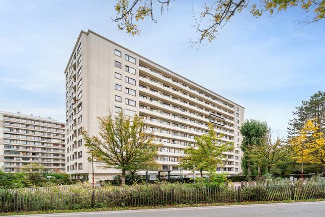Cet appartement lumineux et fonctionnel de 2 chambres est situé au 8e étage d’une copropriété bien entretenue.
Grâce à son emplacement en hauteur, il bénéficie d’une belle vue dégagée et d’une agréable luminosité tout au long de la journ