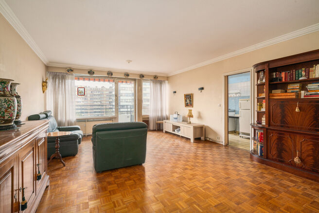 Cet appartement lumineux d&rsquo;une chambre est id&eacute;alement situ&eacute; au 6ᵉ &eacute;tage d&rsquo;une copropri&eacute;t&eacute; bien entretenue.
Il dispose de deux terrasses, d&rsquo;un emplacement de parking souterrain (obligatoire &agrave; l&rsquo;achat au prix de 15.000 &euro;) ainsi que d&rsquo;une