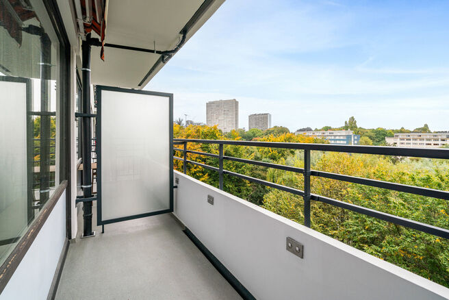 Cet appartement lumineux d&rsquo;une chambre est id&eacute;alement situ&eacute; au 6ᵉ &eacute;tage d&rsquo;une copropri&eacute;t&eacute; bien entretenue.
Il dispose de deux terrasses, d&rsquo;un emplacement de parking souterrain (obligatoire &agrave; l&rsquo;achat au prix de 15.000 &euro;) ainsi que d&rsquo;une