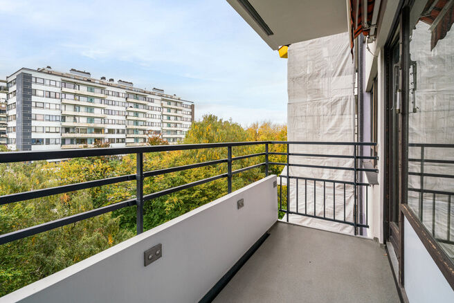 Cet appartement lumineux d&rsquo;une chambre est id&eacute;alement situ&eacute; au 6ᵉ &eacute;tage d&rsquo;une copropri&eacute;t&eacute; bien entretenue.
Il dispose de deux terrasses, d&rsquo;un emplacement de parking souterrain (obligatoire &agrave; l&rsquo;achat au prix de 15.000 &euro;) ainsi que d&rsquo;une