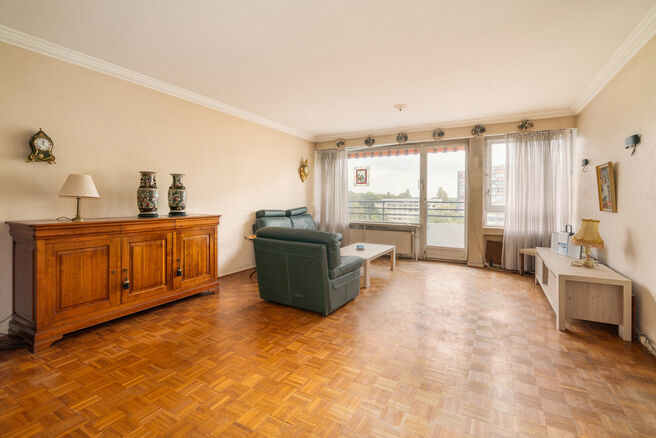 Cet appartement lumineux d&rsquo;une chambre est id&eacute;alement situ&eacute; au 6ᵉ &eacute;tage d&rsquo;une copropri&eacute;t&eacute; bien entretenue.
Il dispose de deux terrasses, d&rsquo;un emplacement de parking souterrain (obligatoire &agrave; l&rsquo;achat au prix de 15.000 &euro;) ainsi que d&rsquo;une