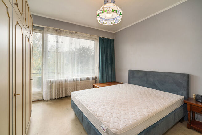 Cet appartement lumineux d&rsquo;une chambre est id&eacute;alement situ&eacute; au 6ᵉ &eacute;tage d&rsquo;une copropri&eacute;t&eacute; bien entretenue.
Il dispose de deux terrasses, d&rsquo;un emplacement de parking souterrain (obligatoire &agrave; l&rsquo;achat au prix de 15.000 &euro;) ainsi que d&rsquo;une