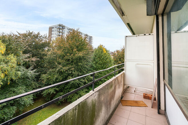 Cet appartement lumineux d&rsquo;une chambre est id&eacute;alement situ&eacute; au 6ᵉ &eacute;tage d&rsquo;une copropri&eacute;t&eacute; bien entretenue.
Il dispose de deux terrasses, d&rsquo;un emplacement de parking souterrain (obligatoire &agrave; l&rsquo;achat au prix de 15.000 &euro;) ainsi que d&rsquo;une