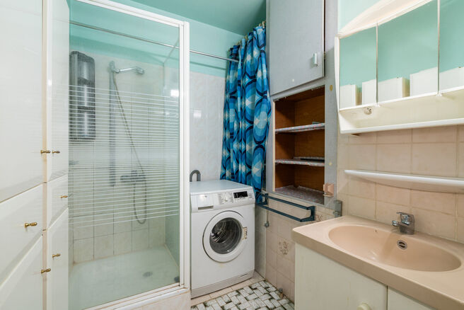 Cet appartement lumineux d&rsquo;une chambre est id&eacute;alement situ&eacute; au 6ᵉ &eacute;tage d&rsquo;une copropri&eacute;t&eacute; bien entretenue.
Il dispose de deux terrasses, d&rsquo;un emplacement de parking souterrain (obligatoire &agrave; l&rsquo;achat au prix de 15.000 &euro;) ainsi que d&rsquo;une