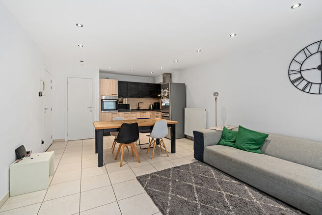 Cet appartement pr&ecirc;t &agrave; emm&eacute;nager avec 2 chambres et 1 salle de bain est situ&eacute; dans un environnement calme et r&eacute;sidentiel, avec une localisation strat&eacute;gique &agrave; proximit&eacute; des transports en commun et &agrave; courte distance du Parc Elisabeth.

En entrant d