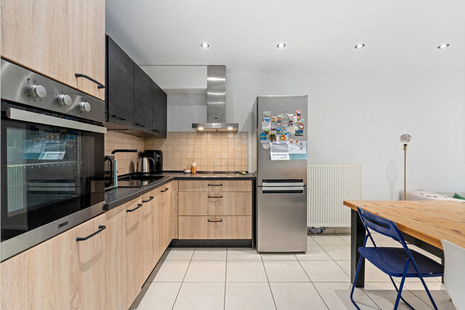 Cet appartement pr&ecirc;t &agrave; emm&eacute;nager avec 2 chambres et 1 salle de bain est situ&eacute; dans un environnement calme et r&eacute;sidentiel, avec une localisation strat&eacute;gique &agrave; proximit&eacute; des transports en commun et &agrave; courte distance du Parc Elisabeth.

En entrant d