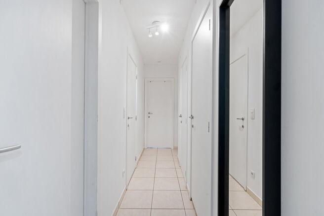 Cet appartement pr&ecirc;t &agrave; emm&eacute;nager avec 2 chambres et 1 salle de bain est situ&eacute; dans un environnement calme et r&eacute;sidentiel, avec une localisation strat&eacute;gique &agrave; proximit&eacute; des transports en commun et &agrave; courte distance du Parc Elisabeth.

En entrant d