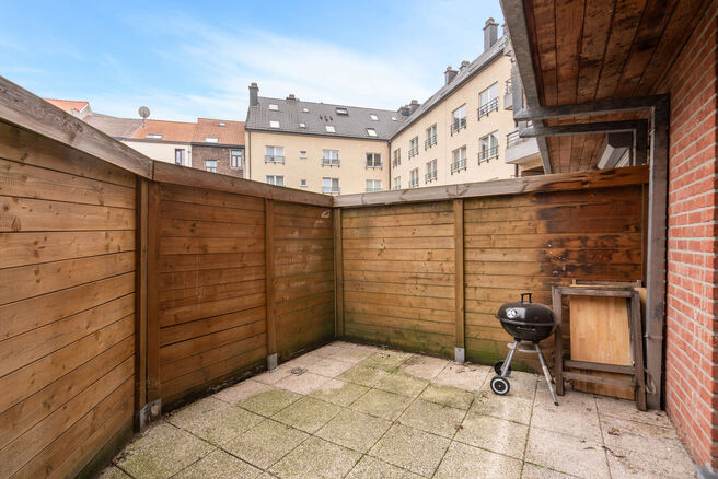 Cet appartement pr&ecirc;t &agrave; emm&eacute;nager avec 2 chambres et 1 salle de bain est situ&eacute; dans un environnement calme et r&eacute;sidentiel, avec une localisation strat&eacute;gique &agrave; proximit&eacute; des transports en commun et &agrave; courte distance du Parc Elisabeth.

En entrant d