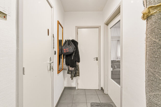 Appartement d&rsquo;angle lumineux et pr&ecirc;t &agrave; emm&eacute;nager avec 1 chambre, magnifique vue sur le bois du Dielegem, terrasse orient&eacute;e est et cave.
Situ&eacute; dans une petite copropri&eacute;t&eacute; avec ascenseur, &agrave; distance de marche des commerces, des transports en commu