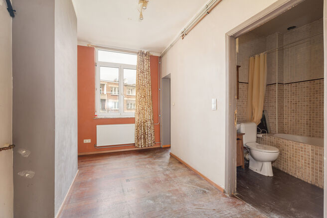 Cet appartement est id&eacute;alement situ&eacute; au 2ᵉ &eacute;tage d&rsquo;un immeuble &agrave; taille humaine, &agrave; deux pas de la Basilique de Koekelberg et du parc Elisabeth.
D&rsquo;un point de vue technique, l&rsquo;appartement est en ordre : il dispose d&rsquo;une chaudi&egrave;re au gaz ind