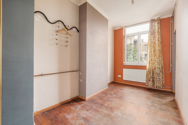 Cet appartement est id&eacute;alement situ&eacute; au 2ᵉ &eacute;tage d&rsquo;un immeuble &agrave; taille humaine, &agrave; deux pas de la Basilique de Koekelberg et du parc Elisabeth.
D&rsquo;un point de vue technique, l&rsquo;appartement est en ordre : il dispose d&rsquo;une chaudi&egrave;re au gaz ind