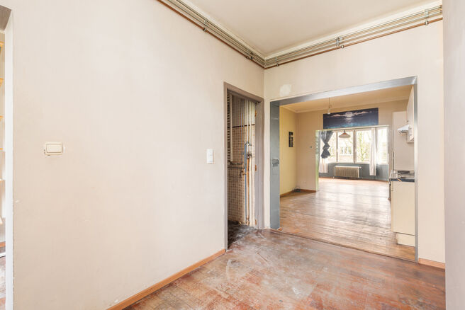 Cet appartement est id&eacute;alement situ&eacute; au 2ᵉ &eacute;tage d&rsquo;un immeuble &agrave; taille humaine, &agrave; deux pas de la Basilique de Koekelberg et du parc Elisabeth.
D&rsquo;un point de vue technique, l&rsquo;appartement est en ordre : il dispose d&rsquo;une chaudi&egrave;re au gaz ind