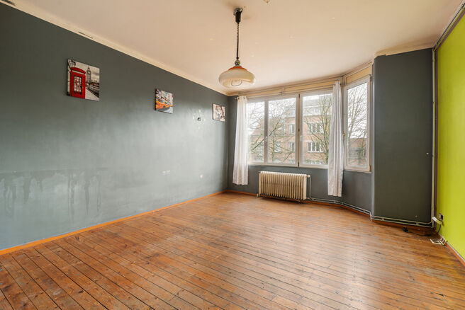 Cet appartement est id&eacute;alement situ&eacute; au 2ᵉ &eacute;tage d&rsquo;un immeuble &agrave; taille humaine, &agrave; deux pas de la Basilique de Koekelberg et du parc Elisabeth.
D&rsquo;un point de vue technique, l&rsquo;appartement est en ordre : il dispose d&rsquo;une chaudi&egrave;re au gaz ind