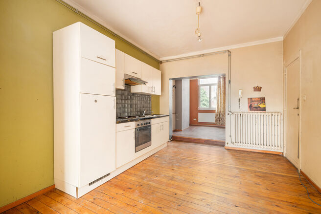 Cet appartement est id&eacute;alement situ&eacute; au 2ᵉ &eacute;tage d&rsquo;un immeuble &agrave; taille humaine, &agrave; deux pas de la Basilique de Koekelberg et du parc Elisabeth.
D&rsquo;un point de vue technique, l&rsquo;appartement est en ordre : il dispose d&rsquo;une chaudi&egrave;re au gaz ind