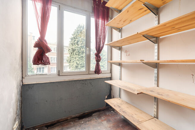 Cet appartement est id&eacute;alement situ&eacute; au 2ᵉ &eacute;tage d&rsquo;un immeuble &agrave; taille humaine, &agrave; deux pas de la Basilique de Koekelberg et du parc Elisabeth.
D&rsquo;un point de vue technique, l&rsquo;appartement est en ordre : il dispose d&rsquo;une chaudi&egrave;re au gaz ind