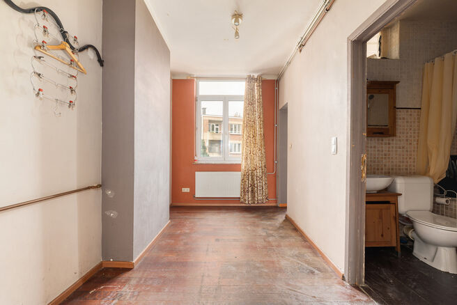 Cet appartement est id&eacute;alement situ&eacute; au 2ᵉ &eacute;tage d&rsquo;un immeuble &agrave; taille humaine, &agrave; deux pas de la Basilique de Koekelberg et du parc Elisabeth.
D&rsquo;un point de vue technique, l&rsquo;appartement est en ordre : il dispose d&rsquo;une chaudi&egrave;re au gaz ind