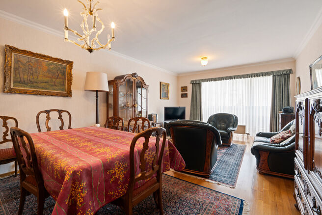 Ce spacieux appartement de 2 chambres, avec 2 terrasses, un garage ferm&eacute; et un emplacement de parking, est situ&eacute; au troisi&egrave;me &eacute;tage d'une copropri&eacute;t&eacute; bien entretenue.

AGENCEMENT :
Le hall d'entr&eacute;e m&egrave;ne &agrave; un s&eacute;jour lumineux avec espace salle &agrave; 