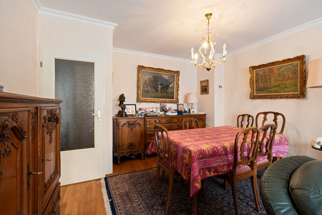Ce spacieux appartement de 2 chambres, avec 2 terrasses, un garage ferm&eacute; et un emplacement de parking, est situ&eacute; au troisi&egrave;me &eacute;tage d'une copropri&eacute;t&eacute; bien entretenue.

AGENCEMENT :
Le hall d'entr&eacute;e m&egrave;ne &agrave; un s&eacute;jour lumineux avec espace salle &agrave; 