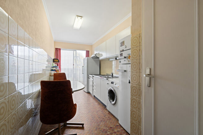 Ce spacieux appartement de 2 chambres, avec 2 terrasses, un garage ferm&eacute; et un emplacement de parking, est situ&eacute; au troisi&egrave;me &eacute;tage d'une copropri&eacute;t&eacute; bien entretenue.

AGENCEMENT :
Le hall d'entr&eacute;e m&egrave;ne &agrave; un s&eacute;jour lumineux avec espace salle &agrave; 