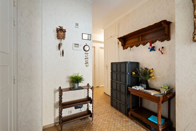 Ce spacieux appartement de 2 chambres, avec 2 terrasses, un garage ferm&eacute; et un emplacement de parking, est situ&eacute; au troisi&egrave;me &eacute;tage d'une copropri&eacute;t&eacute; bien entretenue.

AGENCEMENT :
Le hall d'entr&eacute;e m&egrave;ne &agrave; un s&eacute;jour lumineux avec espace salle &agrave; 