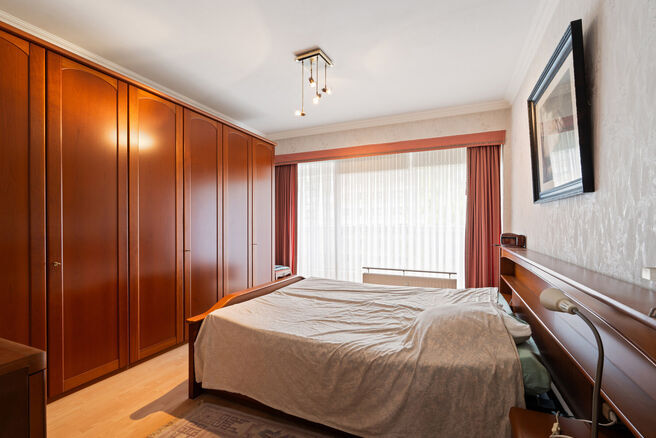 Ce spacieux appartement de 2 chambres, avec 2 terrasses, un garage ferm&eacute; et un emplacement de parking, est situ&eacute; au troisi&egrave;me &eacute;tage d'une copropri&eacute;t&eacute; bien entretenue.

AGENCEMENT :
Le hall d'entr&eacute;e m&egrave;ne &agrave; un s&eacute;jour lumineux avec espace salle &agrave; 