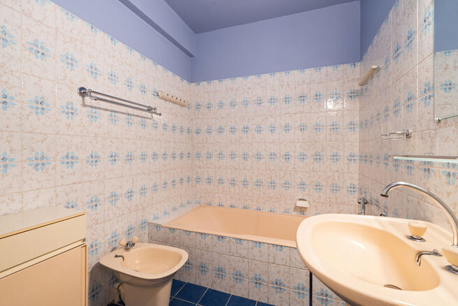 Ce spacieux appartement de 2 chambres, avec 2 terrasses, un garage ferm&eacute; et un emplacement de parking, est situ&eacute; au troisi&egrave;me &eacute;tage d'une copropri&eacute;t&eacute; bien entretenue.

AGENCEMENT :
Le hall d'entr&eacute;e m&egrave;ne &agrave; un s&eacute;jour lumineux avec espace salle &agrave; 