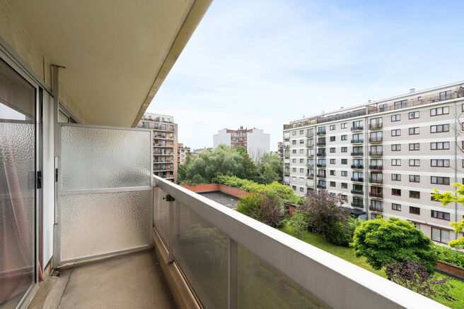 Ce spacieux appartement de 2 chambres, avec 2 terrasses, un garage ferm&eacute; et un emplacement de parking, est situ&eacute; au troisi&egrave;me &eacute;tage d'une copropri&eacute;t&eacute; bien entretenue.

AGENCEMENT :
Le hall d'entr&eacute;e m&egrave;ne &agrave; un s&eacute;jour lumineux avec espace salle &agrave; 