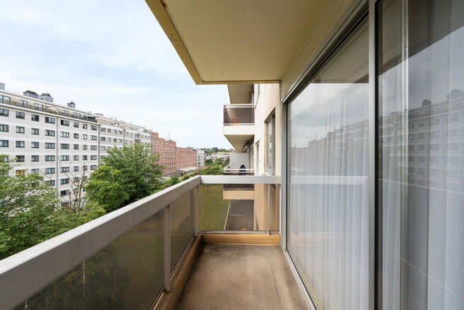 Ce spacieux appartement de 2 chambres, avec 2 terrasses, un garage ferm&eacute; et un emplacement de parking, est situ&eacute; au troisi&egrave;me &eacute;tage d'une copropri&eacute;t&eacute; bien entretenue.

AGENCEMENT :
Le hall d'entr&eacute;e m&egrave;ne &agrave; un s&eacute;jour lumineux avec espace salle &agrave; 