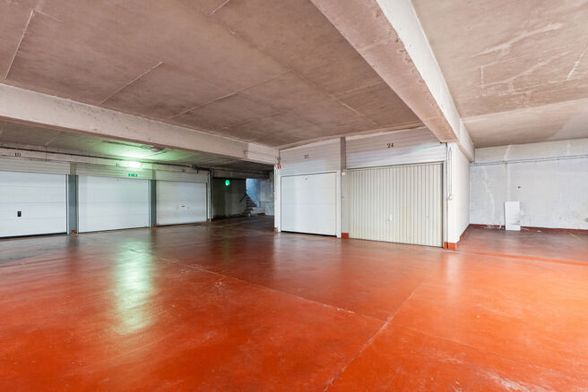 Ce spacieux appartement de 2 chambres, avec 2 terrasses, un garage ferm&eacute; et un emplacement de parking, est situ&eacute; au troisi&egrave;me &eacute;tage d'une copropri&eacute;t&eacute; bien entretenue.

AGENCEMENT :
Le hall d'entr&eacute;e m&egrave;ne &agrave; un s&eacute;jour lumineux avec espace salle &agrave; 