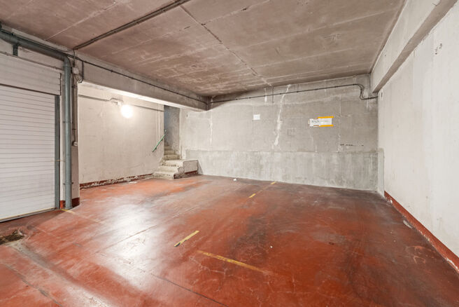 Ce spacieux appartement de 2 chambres, avec 2 terrasses, un garage ferm&eacute; et un emplacement de parking, est situ&eacute; au troisi&egrave;me &eacute;tage d'une copropri&eacute;t&eacute; bien entretenue.

AGENCEMENT :
Le hall d'entr&eacute;e m&egrave;ne &agrave; un s&eacute;jour lumineux avec espace salle &agrave; 