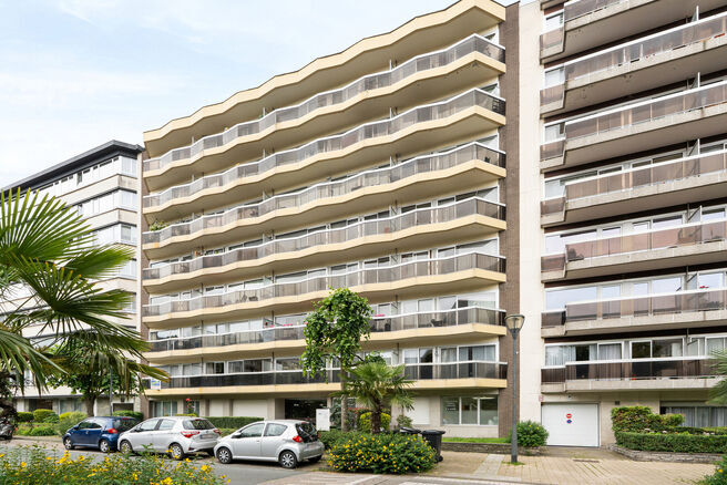 Ce spacieux appartement de 2 chambres, avec 2 terrasses, un garage ferm&eacute; et un emplacement de parking, est situ&eacute; au troisi&egrave;me &eacute;tage d'une copropri&eacute;t&eacute; bien entretenue.

AGENCEMENT :
Le hall d'entr&eacute;e m&egrave;ne &agrave; un s&eacute;jour lumineux avec espace salle &agrave; 