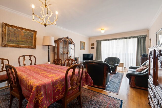 Ce spacieux appartement de 2 chambres, avec 2 terrasses, un garage ferm&eacute; et un emplacement de parking, est situ&eacute; au troisi&egrave;me &eacute;tage d'une copropri&eacute;t&eacute; bien entretenue.

AGENCEMENT :
Le hall d'entr&eacute;e m&egrave;ne &agrave; un s&eacute;jour lumineux avec espace salle &agrave; 