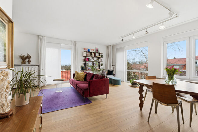 Cet appartement d&rsquo;angle lumineux et pr&ecirc;t &agrave; emm&eacute;nager, comprenant 2 chambres et 1 salle de bains, se situe au 3ᵉ &eacute;tage d&rsquo;une petite copropri&eacute;t&eacute;. Il b&eacute;n&eacute;ficie d&rsquo;une situation privil&eacute;gi&eacute;e &agrave; proximit&eacute; du Parc de Laeken, dans un quartier r