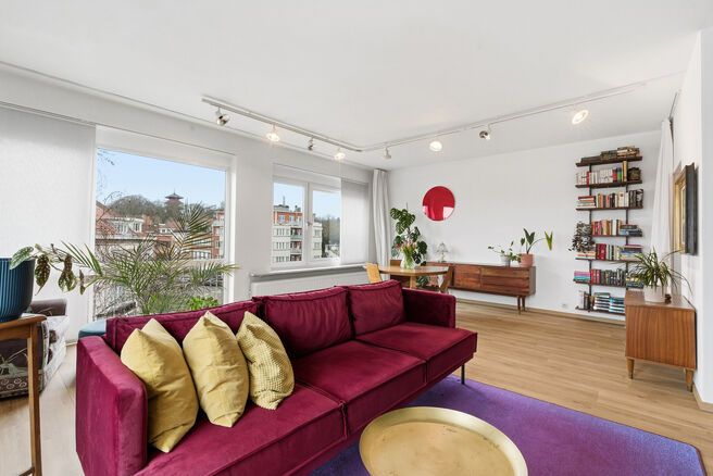 Cet appartement d&rsquo;angle lumineux et pr&ecirc;t &agrave; emm&eacute;nager, comprenant 2 chambres et 1 salle de bains, se situe au 3ᵉ &eacute;tage d&rsquo;une petite copropri&eacute;t&eacute;. Il b&eacute;n&eacute;ficie d&rsquo;une situation privil&eacute;gi&eacute;e &agrave; proximit&eacute; du Parc de Laeken, dans un quartier r