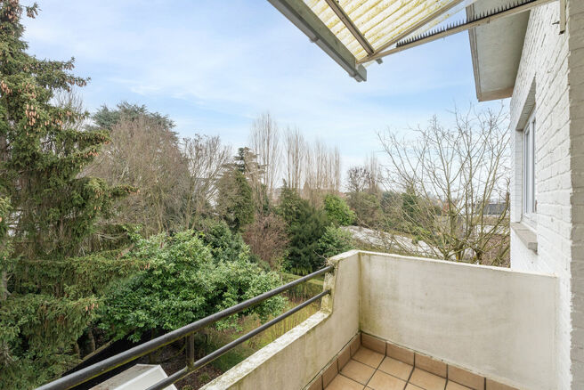 Cet appartement d&rsquo;angle lumineux et pr&ecirc;t &agrave; emm&eacute;nager, comprenant 2 chambres et 1 salle de bains, se situe au 3ᵉ &eacute;tage d&rsquo;une petite copropri&eacute;t&eacute;. Il b&eacute;n&eacute;ficie d&rsquo;une situation privil&eacute;gi&eacute;e &agrave; proximit&eacute; du Parc de Laeken, dans un quartier r