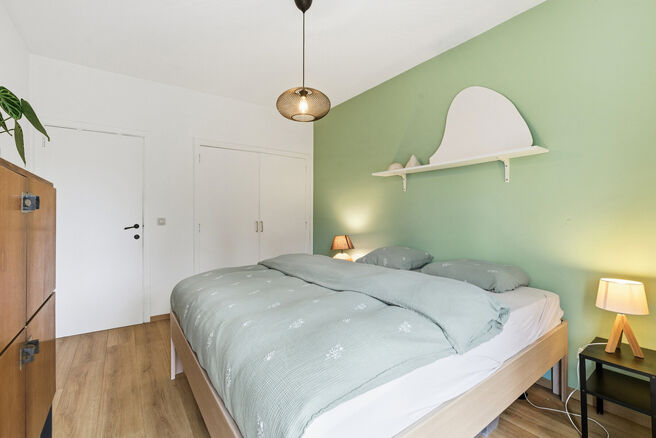 Cet appartement d&rsquo;angle lumineux et pr&ecirc;t &agrave; emm&eacute;nager, comprenant 2 chambres et 1 salle de bains, se situe au 3ᵉ &eacute;tage d&rsquo;une petite copropri&eacute;t&eacute;. Il b&eacute;n&eacute;ficie d&rsquo;une situation privil&eacute;gi&eacute;e &agrave; proximit&eacute; du Parc de Laeken, dans un quartier r