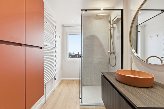 Cet appartement d&rsquo;angle lumineux et pr&ecirc;t &agrave; emm&eacute;nager, comprenant 2 chambres et 1 salle de bains, se situe au 3ᵉ &eacute;tage d&rsquo;une petite copropri&eacute;t&eacute;. Il b&eacute;n&eacute;ficie d&rsquo;une situation privil&eacute;gi&eacute;e &agrave; proximit&eacute; du Parc de Laeken, dans un quartier r