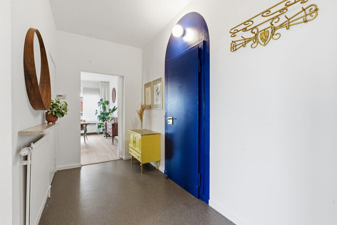 Cet appartement d&rsquo;angle lumineux et pr&ecirc;t &agrave; emm&eacute;nager, comprenant 2 chambres et 1 salle de bains, se situe au 3ᵉ &eacute;tage d&rsquo;une petite copropri&eacute;t&eacute;. Il b&eacute;n&eacute;ficie d&rsquo;une situation privil&eacute;gi&eacute;e &agrave; proximit&eacute; du Parc de Laeken, dans un quartier r