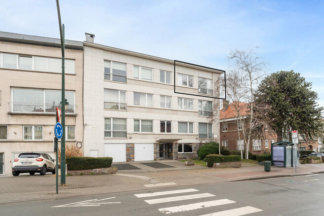 Cet appartement d&rsquo;angle lumineux et pr&ecirc;t &agrave; emm&eacute;nager, comprenant 2 chambres et 1 salle de bains, se situe au 3ᵉ &eacute;tage d&rsquo;une petite copropri&eacute;t&eacute;. Il b&eacute;n&eacute;ficie d&rsquo;une situation privil&eacute;gi&eacute;e &agrave; proximit&eacute; du Parc de Laeken, dans un quartier r