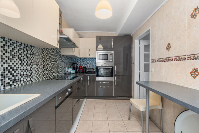 Cet appartement entièrement rénové avec goût et prêt à emménager, comprenant deux chambres, est situé au deuxième étage d’un immeuble bien entretenu, à une localisation particulièrement privilégiée, à distance de marche de Tour & Taxis et