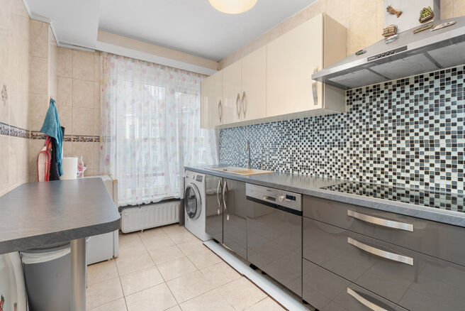 Cet appartement enti&egrave;rement r&eacute;nov&eacute; avec go&ucirc;t et pr&ecirc;t &agrave; emm&eacute;nager, comprenant deux chambres et terrasse, est situ&eacute; au deuxi&egrave;me &eacute;tage d&rsquo;un immeuble bien entretenu, &agrave; une localisation particuli&egrave;rement privil&eacute;gi&eacute;e, &agrave; distance de marche de Tou