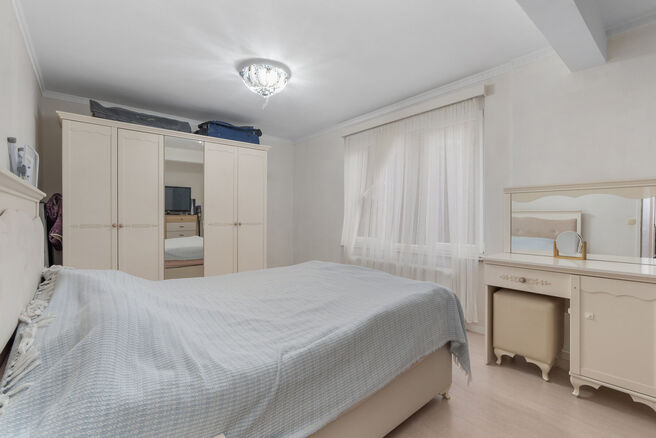 Cet appartement enti&egrave;rement r&eacute;nov&eacute; avec go&ucirc;t et pr&ecirc;t &agrave; emm&eacute;nager, comprenant deux chambres et terrasse, est situ&eacute; au deuxi&egrave;me &eacute;tage d&rsquo;un immeuble bien entretenu, &agrave; une localisation particuli&egrave;rement privil&eacute;gi&eacute;e, &agrave; distance de marche de Tou